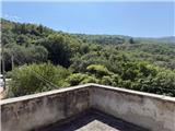 Rif. 012 &#8211; Soleggiata casa di ampia metratura con terrazza vista panoramica, depositi e terreno antistante di propriet&#224;.