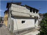 Rif. 012 &#8211; Soleggiata casa di ampia metratura con terrazza vista panoramica, depositi e terreno antistante di propriet&#224;.