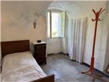 Ref. 012 – Spacious, sunny house with panoramic terrace, storage rooms and private land in front.