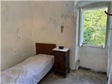 Ref. 012 – Spacious, sunny house with panoramic terrace, storage rooms and private land in front.