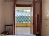 Rif. 004 – Soleggiato bilocale in ultimo piano con terrazza vivibile e splendida vista mare