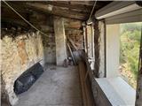 Ref. 012 – Spacious, sunny house with panoramic terrace, storage rooms and private land in front.