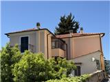 Ref. 018 – Sunny three-room flat in a traditional village house with stunning views over the valley and the sea.