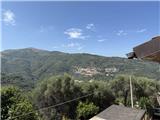 Rif. 012 &#8211; Soleggiata casa di ampia metratura con terrazza vista panoramica, depositi e terreno antistante di propriet&#224;.