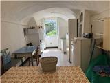 Rif. 012 &#8211; Soleggiata casa di ampia metratura con terrazza vista panoramica, depositi e terreno antistante di propriet&#224;.