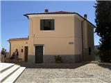 Ref. 018 – Sunny three-room flat in a traditional village house with stunning views over the valley and the sea.