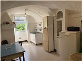 Rif. 012 &#8211; Soleggiata casa di ampia metratura con terrazza vista panoramica, depositi e terreno antistante di propriet&#224;.