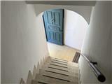 Ref. 018 – Sunny three-room flat in a traditional village house with stunning views over the valley and the sea.