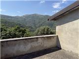 Rif. 012 &#8211; Soleggiata casa di ampia metratura con terrazza vista panoramica, depositi e terreno antistante di propriet&#224;.