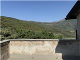 Ref. 012 – Spacious, sunny house with panoramic terrace, storage rooms and private land in front.