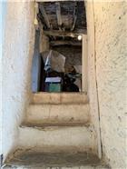 Rif. 012 &#8211; Soleggiata casa di ampia metratura con terrazza vista panoramica, depositi e terreno antistante di propriet&#224;.