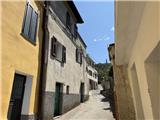 Rif. 012 &#8211; Soleggiata casa di ampia metratura con terrazza vista panoramica, depositi e terreno antistante di propriet&#224;.