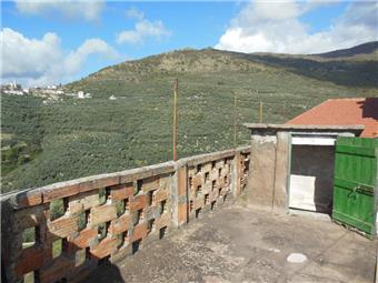 Ref. 121 - Village house with panoramic terrace and cellars. To be restructured.