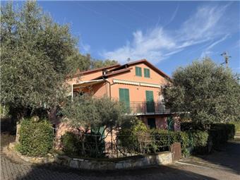 Ref. 001 – Three-room apartment with garden and private parking space.