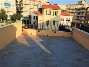 Rif. 056 -  Ampio monolocale sul lungomare