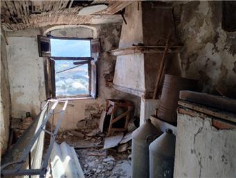 Rif. 036 – Casa in pietra da ristrutturare disposta su tre piani con cantina annessa.