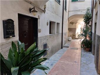 Ref. 033 – Village house in the historic centre with large warehouse and storage.