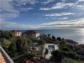 Rif. 007 – Monolocale mansardato con balcone vivibile e splendida vista mare