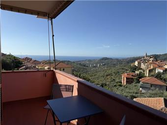 Rif. 016 – Soleggiato bilocale con splendida vista sul borgo e sulla vallata fino al mare.
