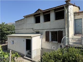 Rif. 012 – Soleggiata casa di ampia metratura con terrazza vista panoramica, depositi e terreno antistante di proprietà.