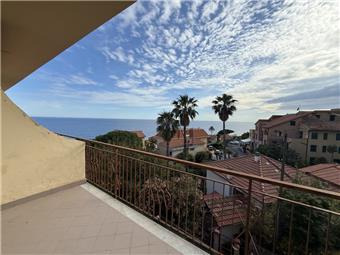 Rif. 004 – Soleggiato bilocale in ultimo piano con terrazza vivibile e splendida vista mare