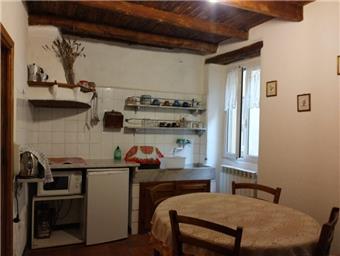 Ref. 048 - Typical village house on several floors with double entrance.