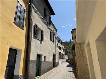 Ref. 012 – Spacious, sunny house with panoramic terrace, storage rooms and private land in front.