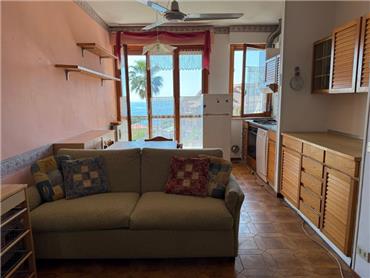 Rif. 008 – Soleggiato bilocale in ultimo piano con splendida vista mare.