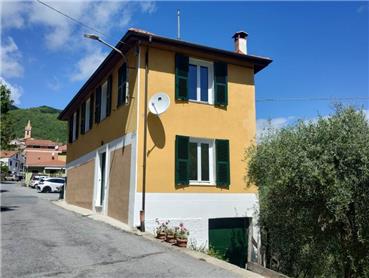 Ref. 037 - Detached multi-level cottage with open views of the valley.