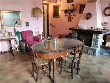 Ref. 033 – Village house in the historic centre with large warehouse and storage.