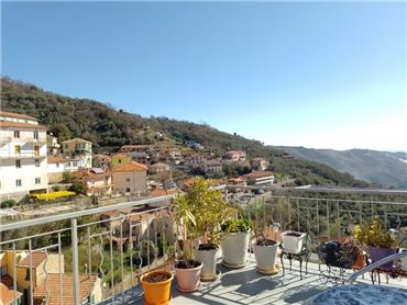 Rif. 043 – Casa finemente ristrutturata su tre piani con terrazza panoramica vista mare.