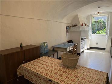 Rif. 012 – Soleggiata casa di ampia metratura con terrazza vista panoramica, depositi e terreno antistante di proprietà.