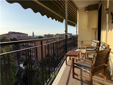 Ref. 004 – Three-bedroom apartment with sea view in the town center. Excellent condition.