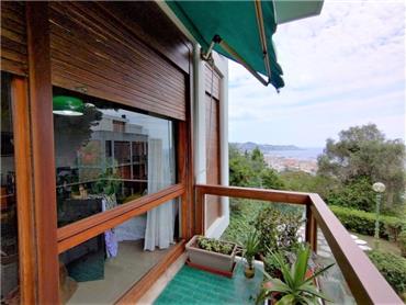 Rif. 050 – Signorile appartamento di ampia metratura con balconi vista mare. Posto auto coperto e cantina di proprietà