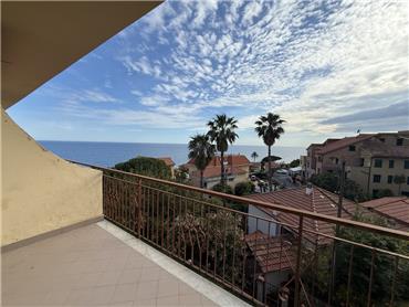 Rif. 004 – Soleggiato bilocale in ultimo piano con terrazza vivibile e splendida vista mare