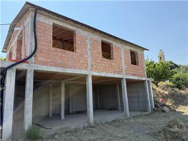 Rif. 011 – Cemento armato di casa indipendente vista mare con circostante terreno di proprietà esclusiva

