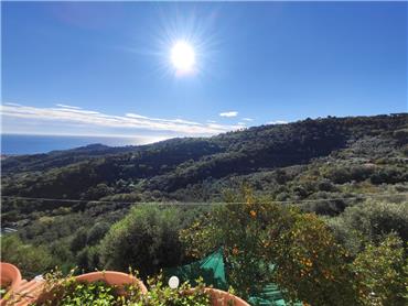 Rif. 005 – Casa tipica di paese su più livelli con vista panoramica fino al mare