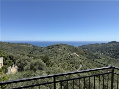 Ref. 018 – Sunny three-room flat in a traditional village house with stunning views over the valley and the sea.