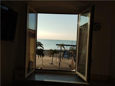 Rif. 076 - Ampio bilocale fronte mare 