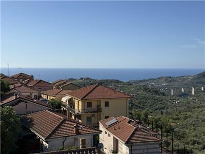 Rif. 016 – Soleggiato bilocale con splendida vista sul borgo e sulla vallata fino al mare.