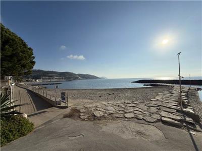 Ref. 002 – Studio flat in a residential setting by the sea

