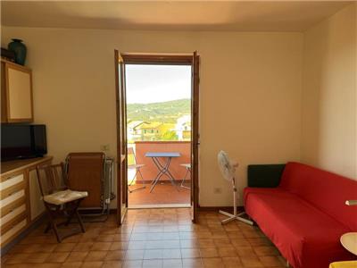 Rif. 016 – Soleggiato bilocale con splendida vista sul borgo e sulla vallata fino al mare.