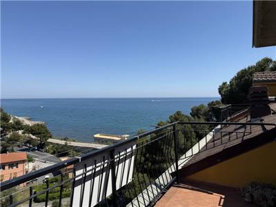 Rif. 010 – Spazioso monolocale mansardato con terrazzino vivibile e splendida vista mare