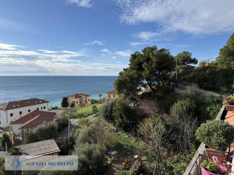 Ref. 007 – Attic studio flat with balcony and splendid sea view.