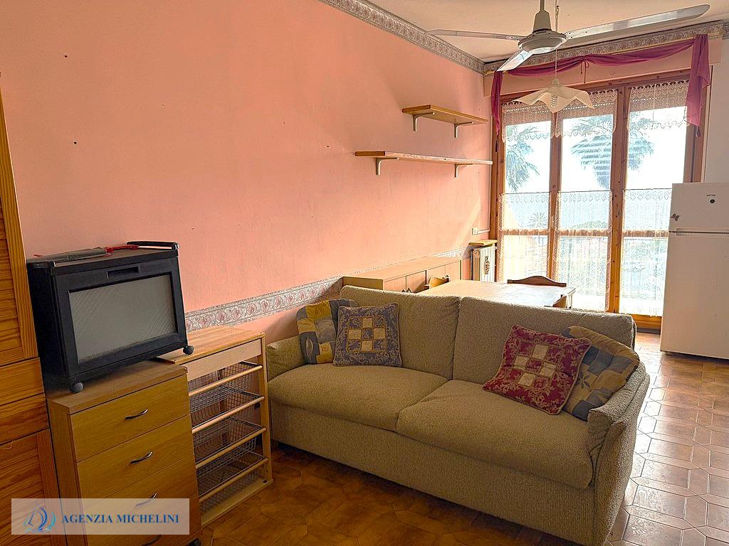 Rif. 004 – Soleggiato bilocale in ultimo piano con terrazza vivibile e splendida vista mare