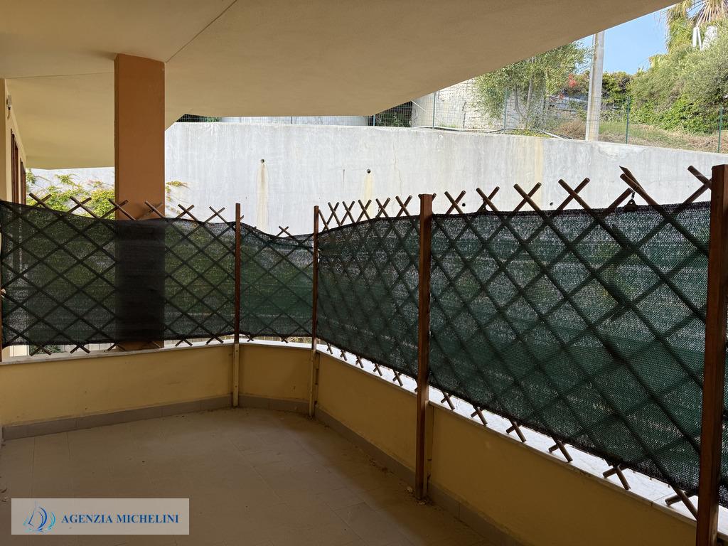 Rif. 004 – Soleggiato bilocale in ultimo piano con terrazza vivibile e splendida vista mare