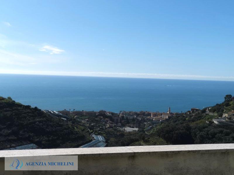 Rif. 052- Bilocale su due livelli vista mare box e cantina