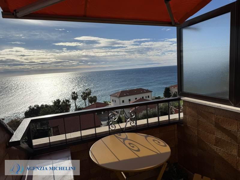 Ref. 007 – Attic studio flat with balcony and splendid sea view.