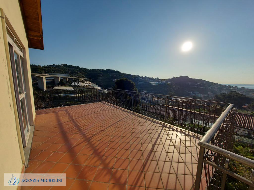 Ref. 001 &#8211; Sunny detached house with surrounding land and large livable terraces with sea views.