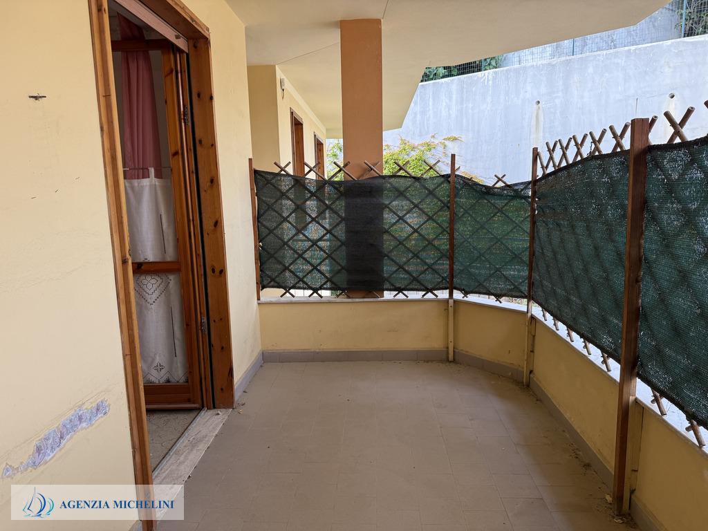 Rif. 004 – Soleggiato bilocale in ultimo piano con terrazza vivibile e splendida vista mare